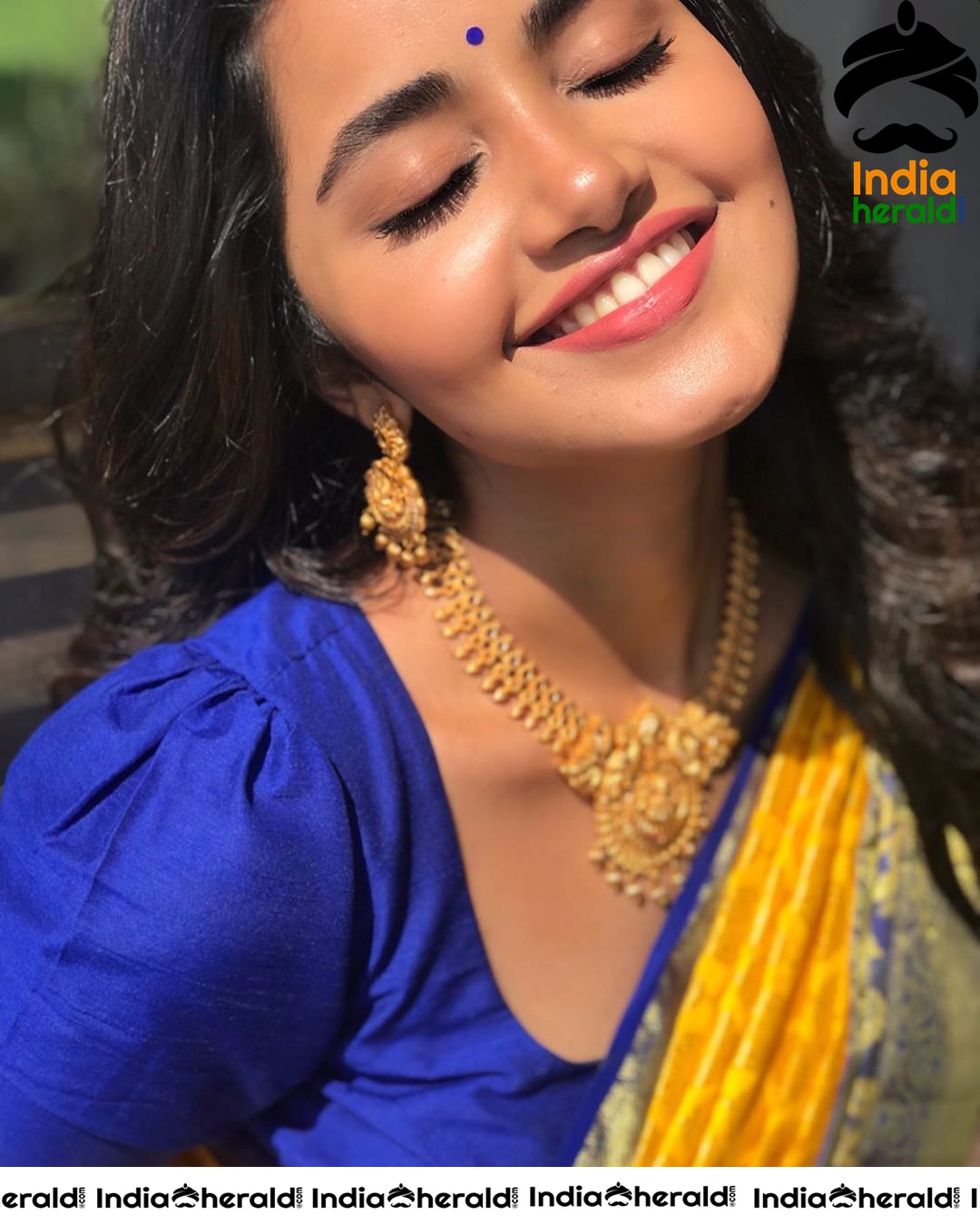 Anupama Parameswaran Oozing Sex Appeal in Bindhi and Saree