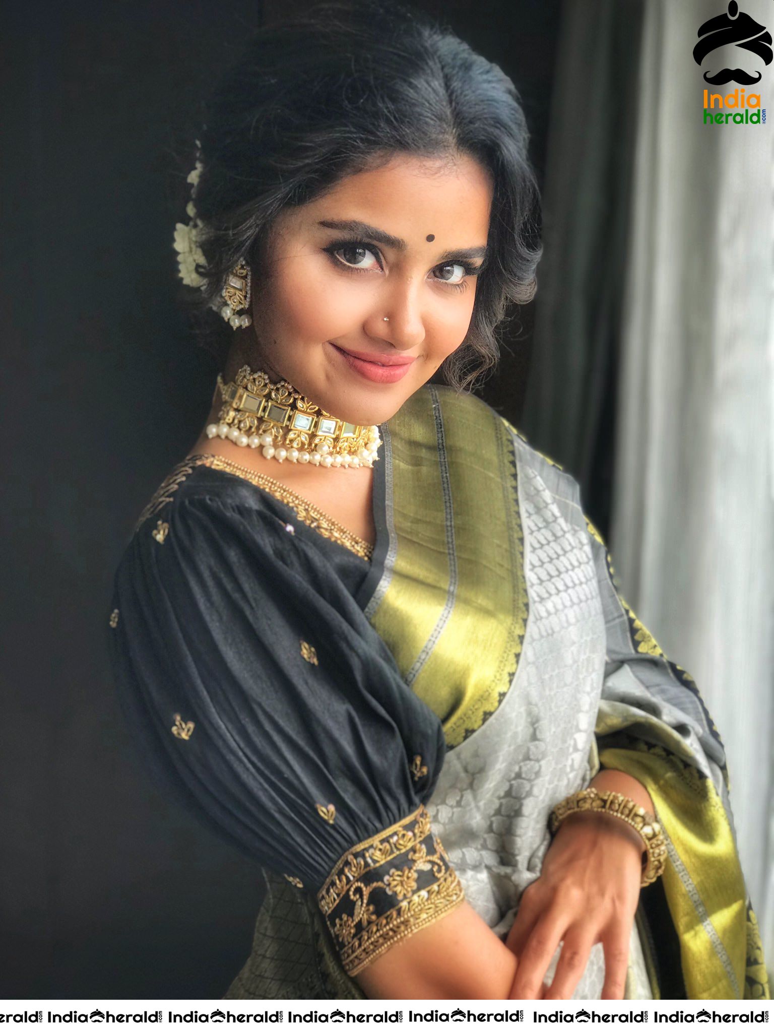 Anupama Parameswaran Oozing Sex Appeal in Bindhi and Saree