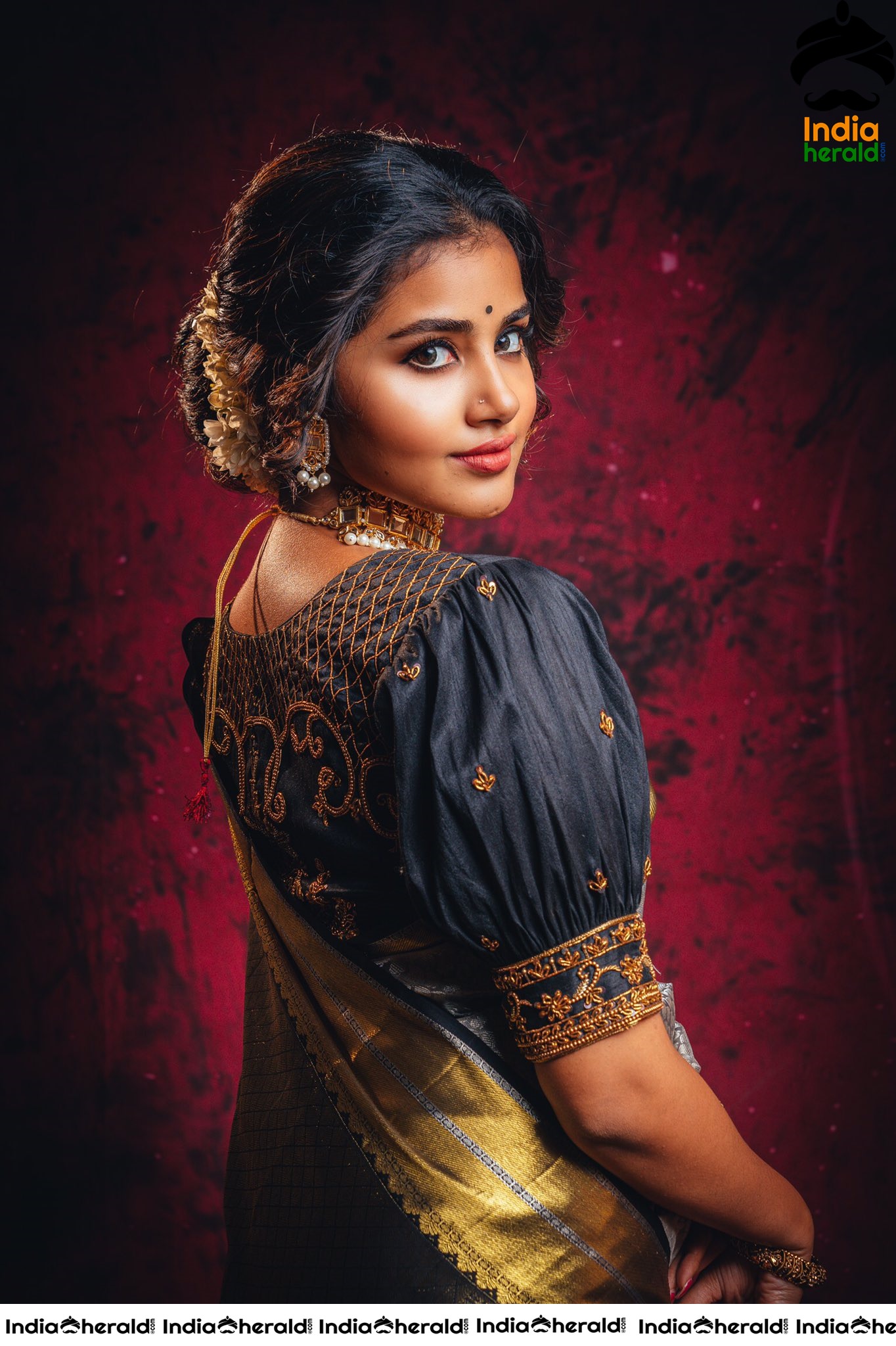 Anupama Parameswaran Oozing Sex Appeal in Bindhi and Saree