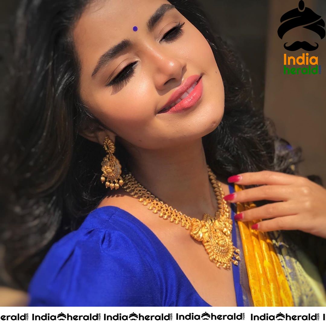 Anupama Parameswaran Oozing Sex Appeal in Bindhi and Saree