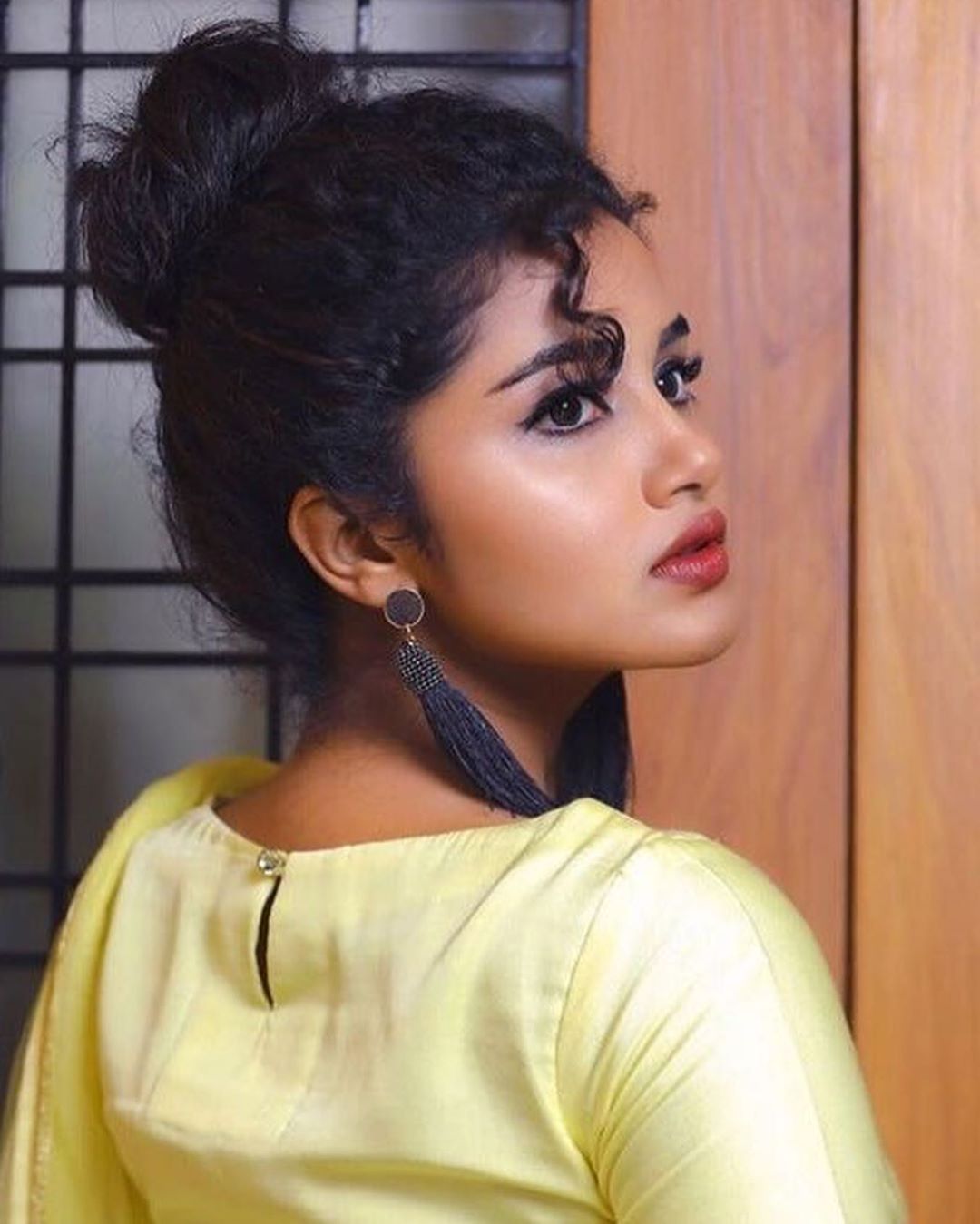 Anupama Parameswaran Shows Her Hot Curves In Side View