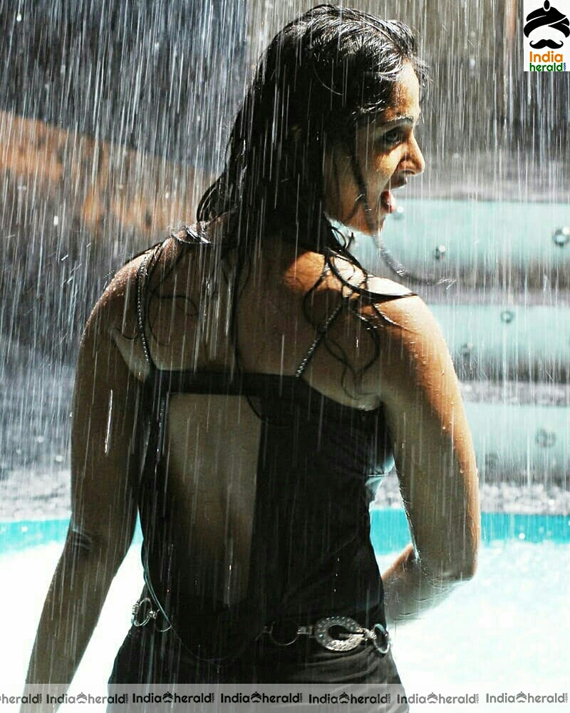 Anushka getting wet and tempt our mood