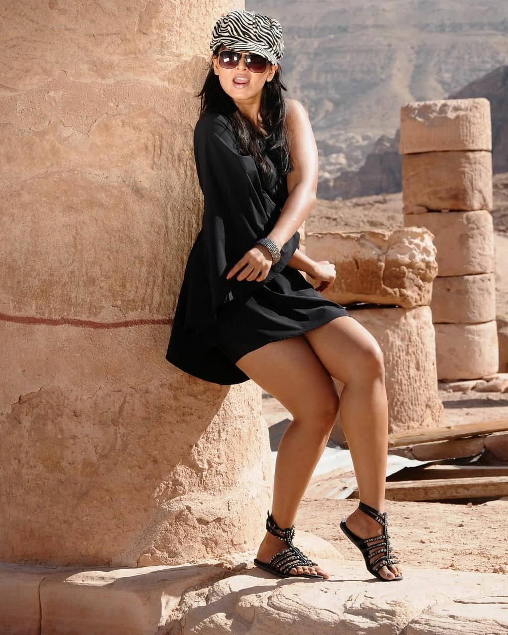 Anushka Hot In Black Rare Hot Stills