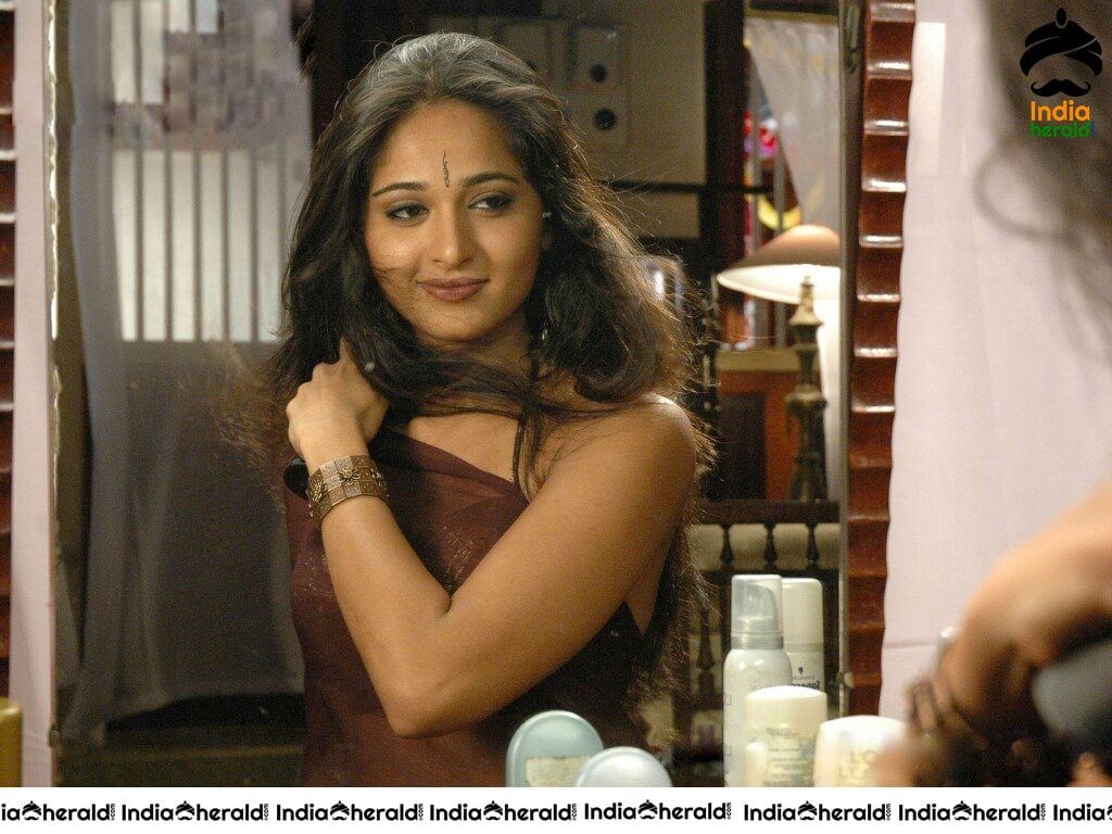 Anushka Hot Saree Stripping Photos From Her Debut Movie Rendu Set 1