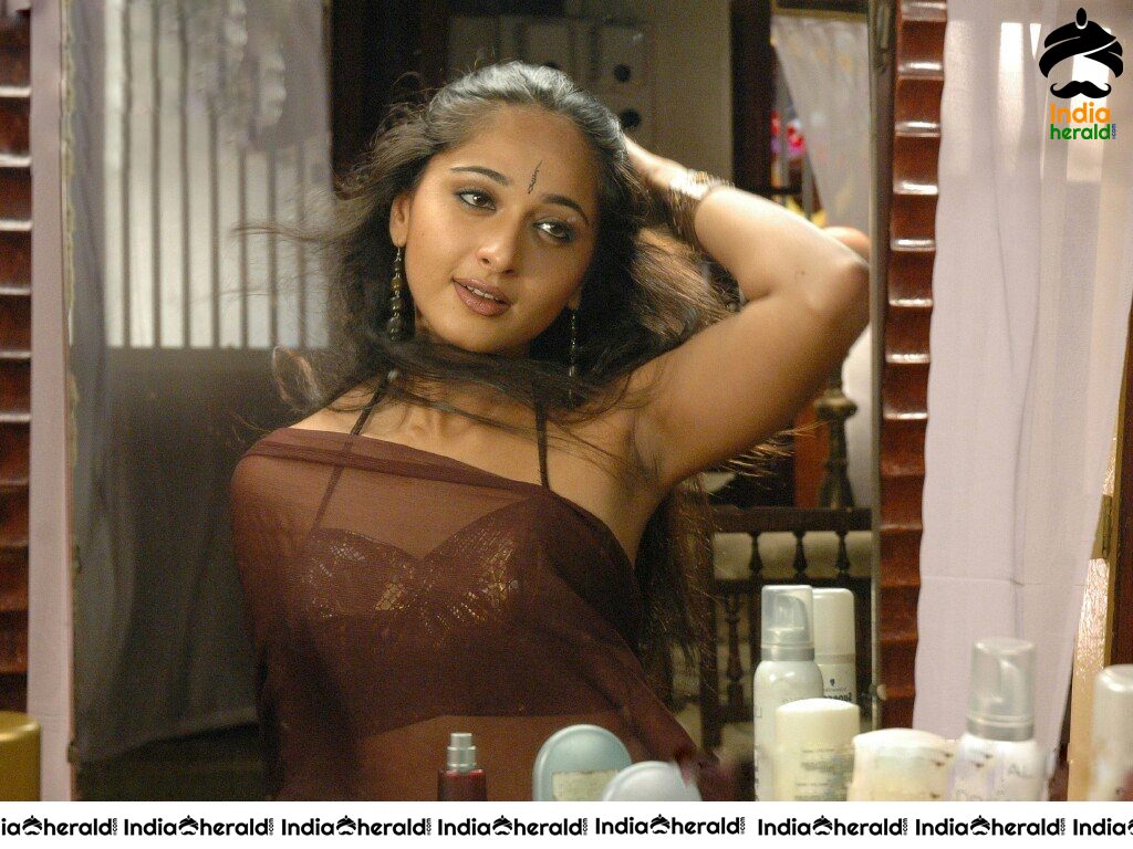 Anushka Hot Saree Stripping Photos From Her Debut Movie Rendu Set 1