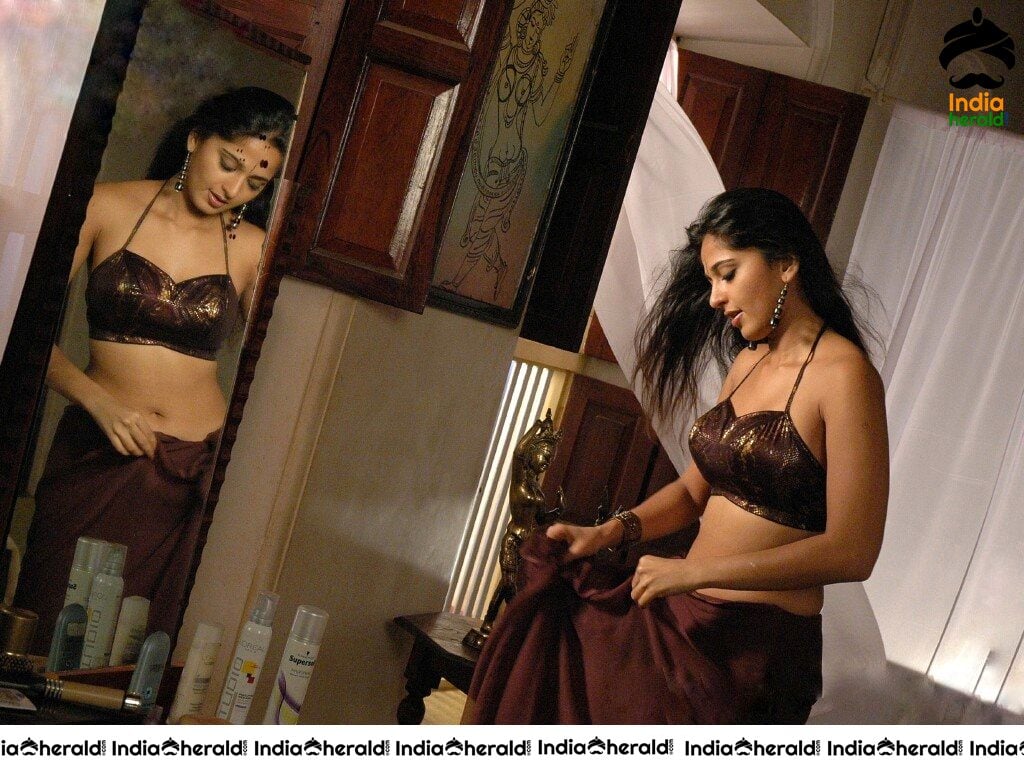 Anushka Hot Saree Stripping Photos From Her Debut Movie Rendu Set 2