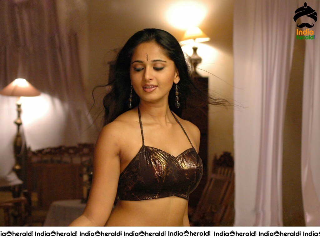 Anushka Hot Saree Stripping Photos From Her Debut Movie Rendu Set 2