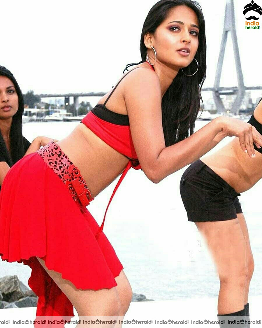 Anushka Red Hot Photos flaunting her tempting belly and navel