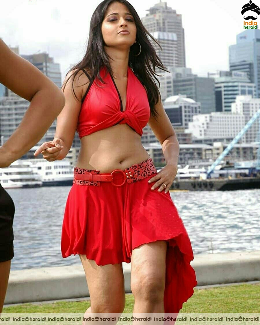 Anushka Red Hot Photos flaunting her tempting belly and navel