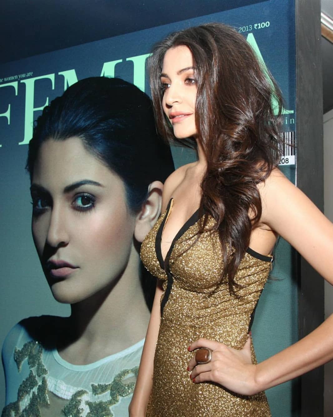 Anushka Sharma Looks Outrageously Sexy Photos