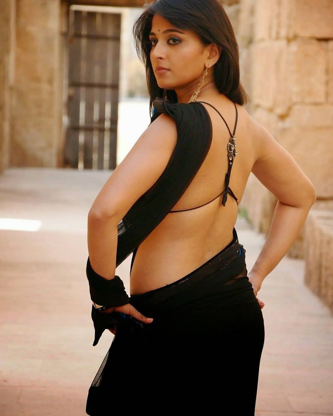 Anushka Shetty Hot And Sexy Black Saree Photos