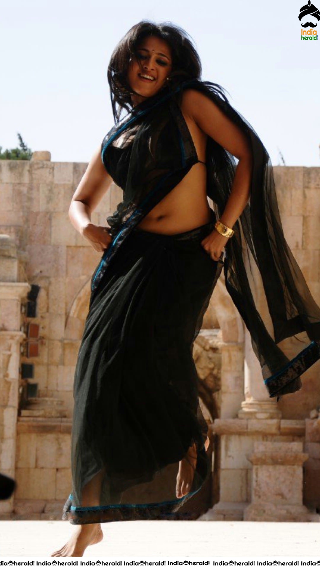 Anushka Shetty Hot Photos Exposing her Fleshy Belly and Navel in Saree and Sleeveless Blouse Set 2