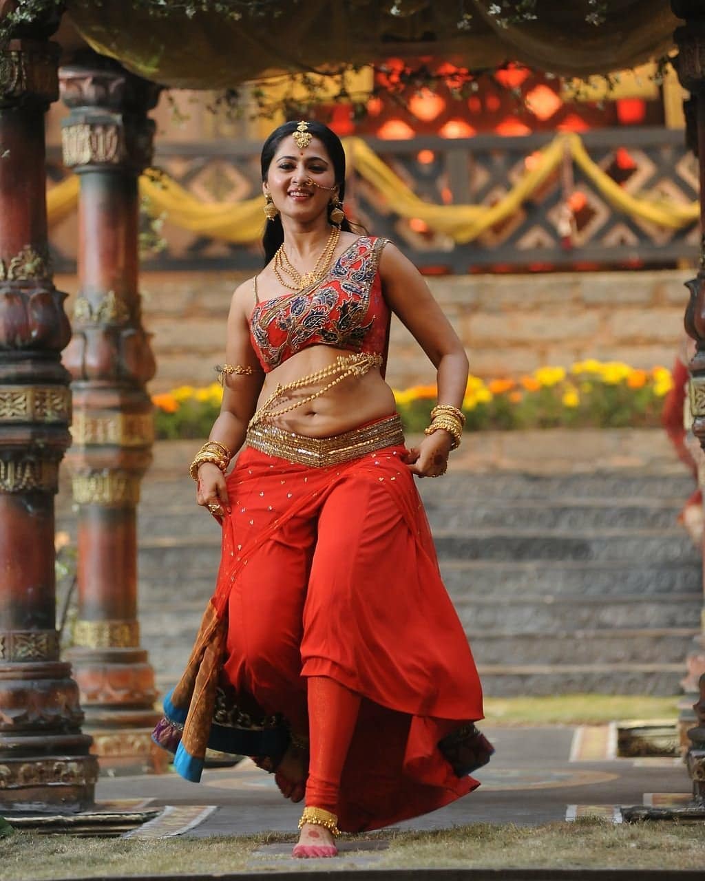 Anushka Shetty Showing Her Hot Sexy Curves