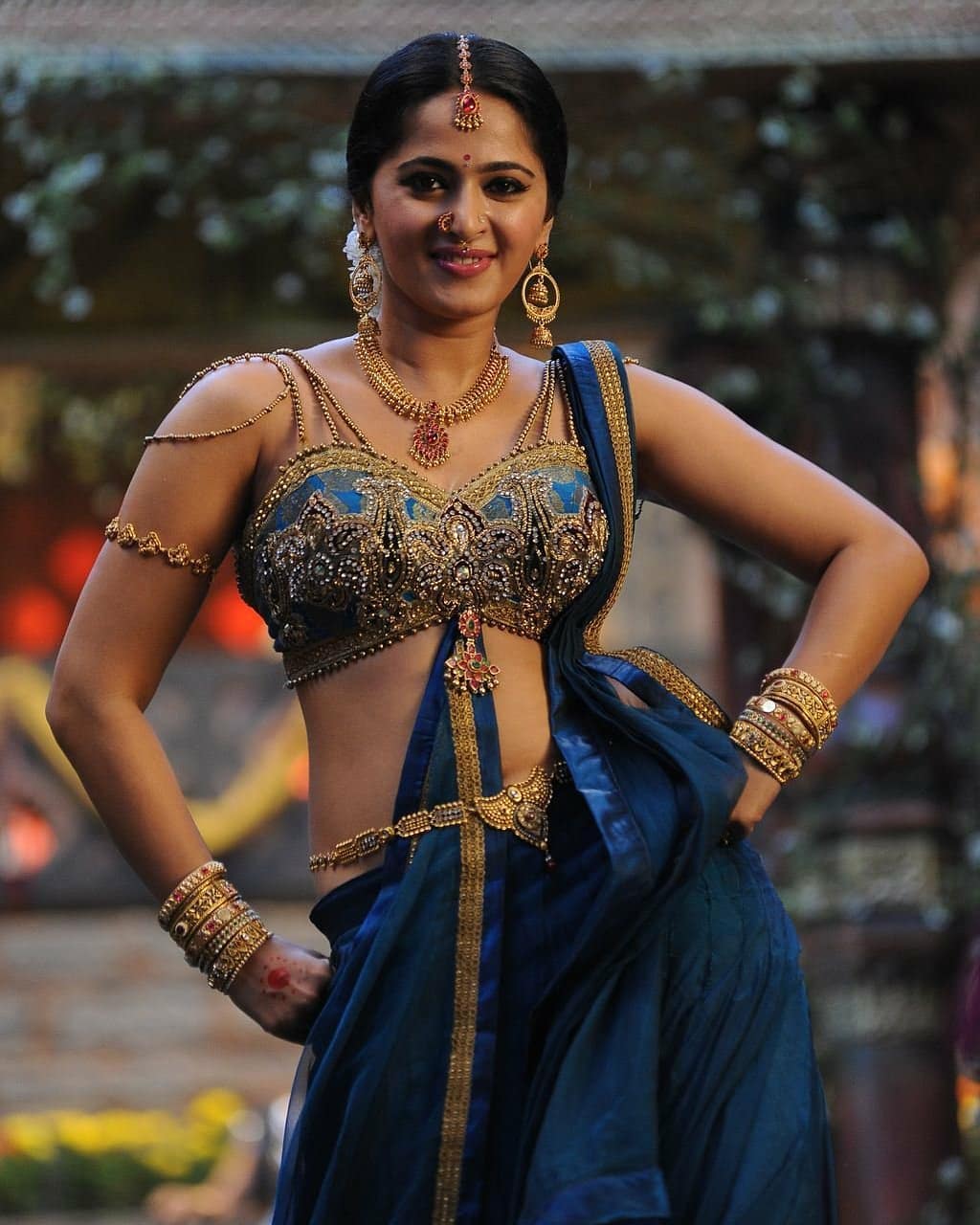 Anushka Shetty Showing Her Hot Sexy Curves