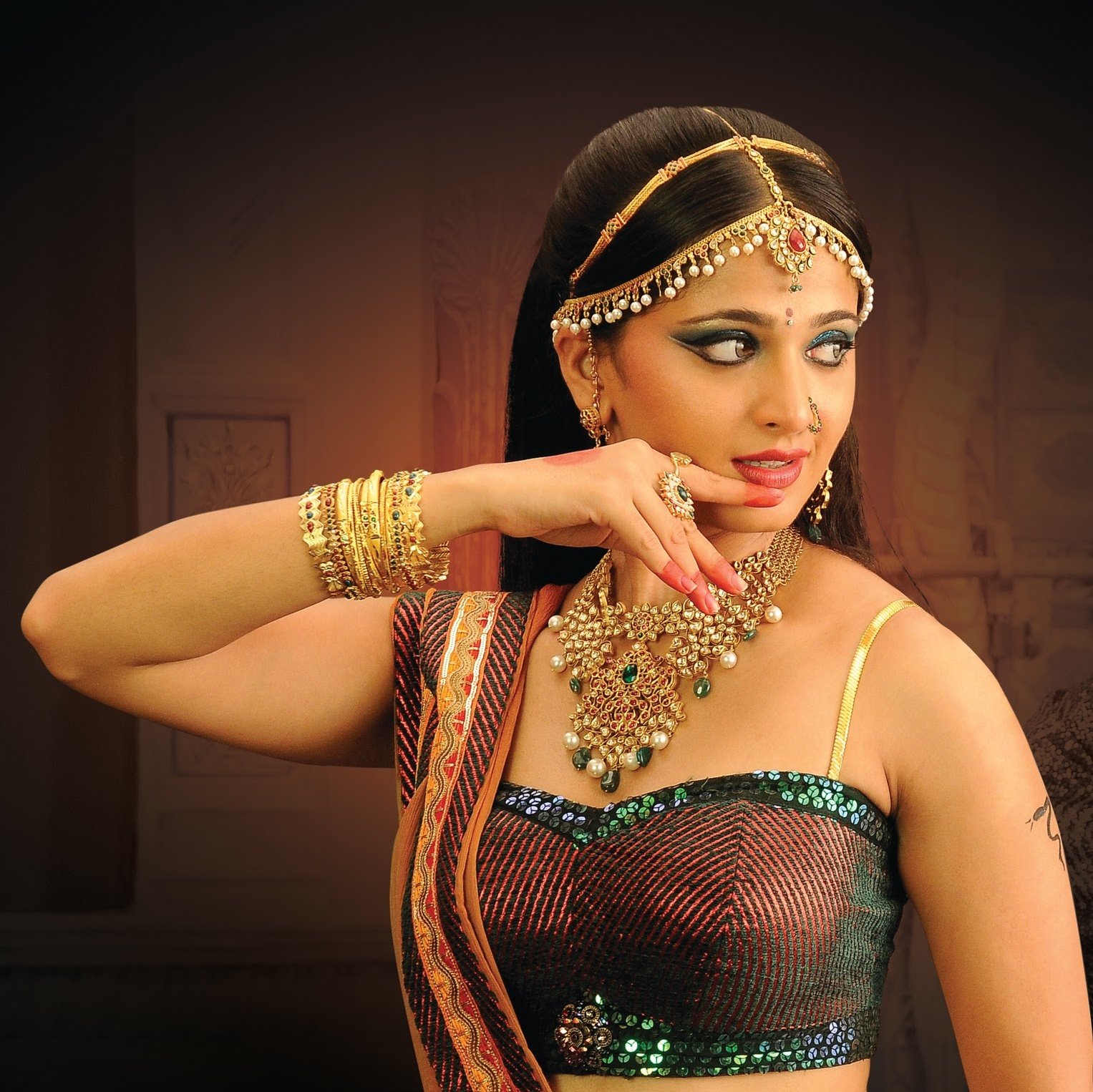 Anushka shetty vintage alluring Photos