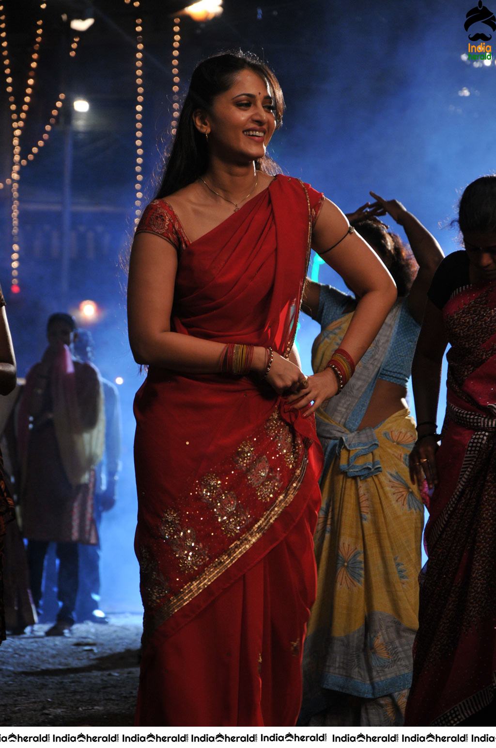 Anushka Sizzling Hot in Red Saree Stills from Vaanam movie Set 1