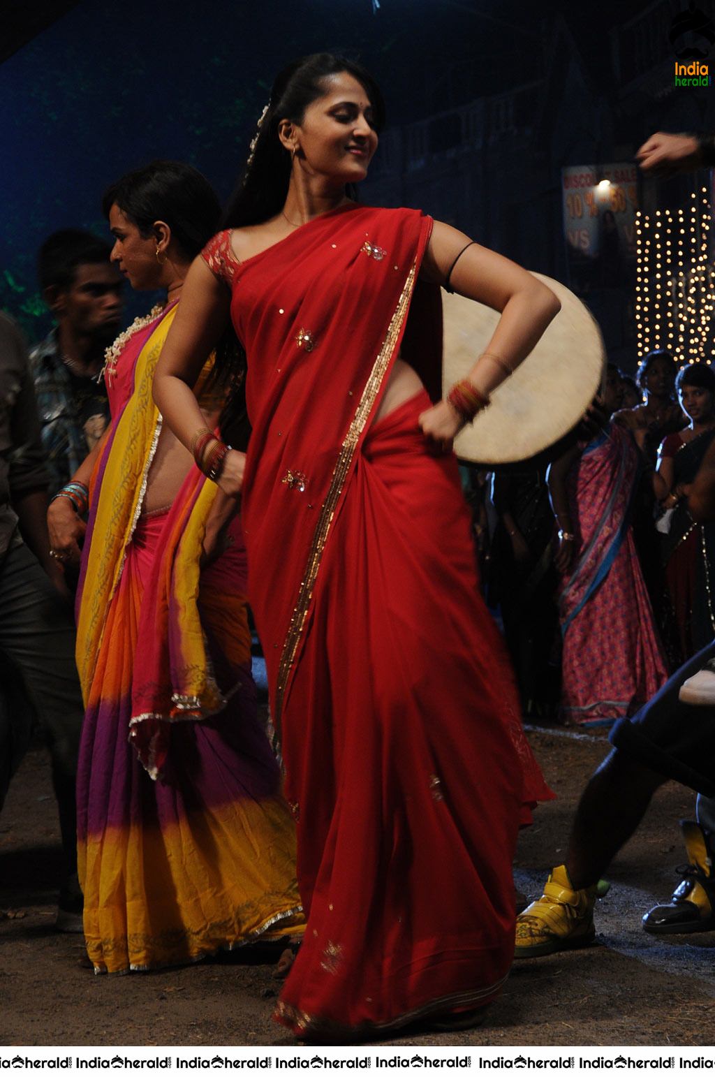 Anushka Sizzling Hot in Red Saree Stills from Vaanam movie Set 1