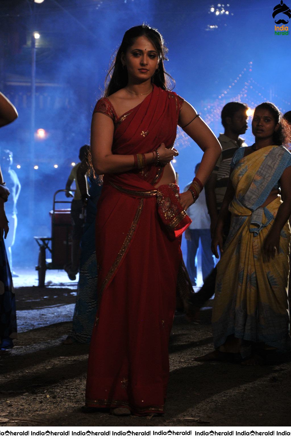 Anushka Sizzling Hot in Red Saree Stills from Vaanam movie Set 1