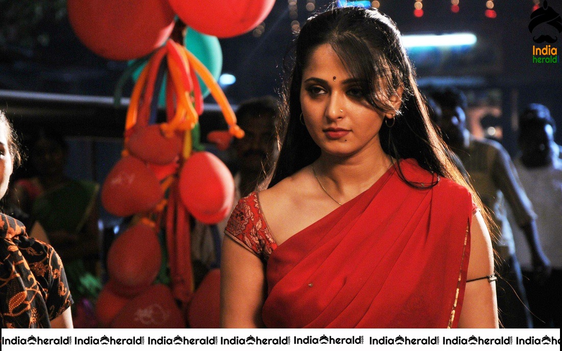 Anushka Sizzling Hot in Red Saree Stills from Vaanam movie Set 1