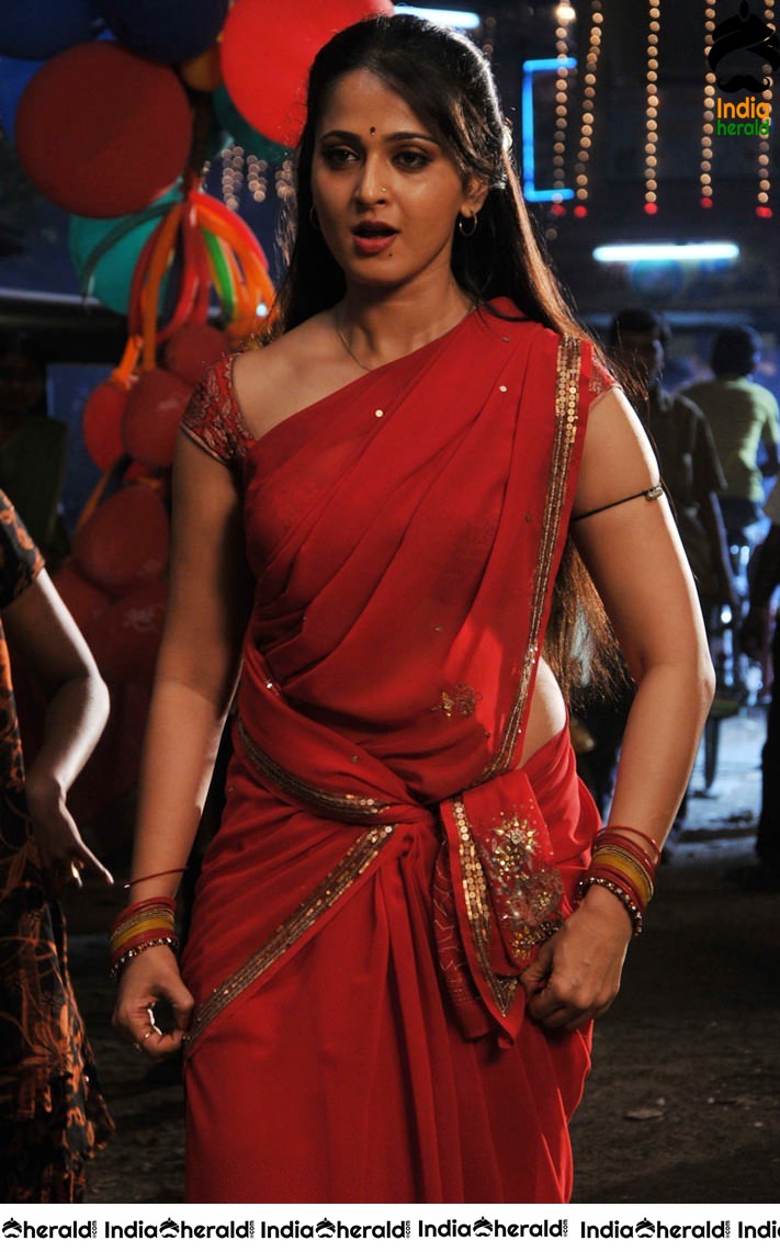 Anushka Sizzling Hot in Red Saree Stills from Vaanam movie Set 1
