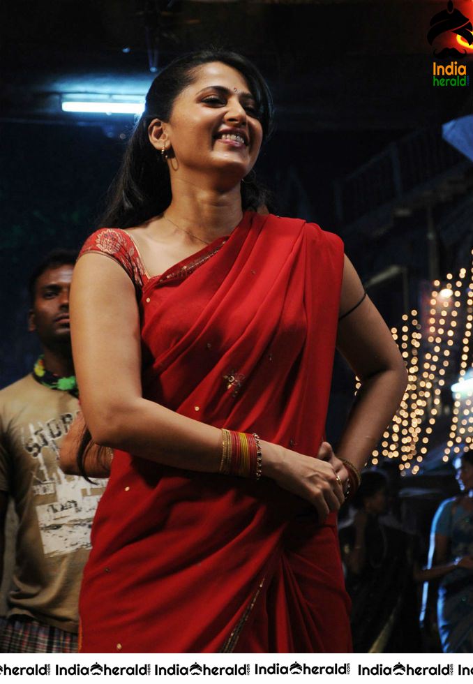 Anushka Sizzling Hot in Red Saree Stills from Vaanam movie Set 2
