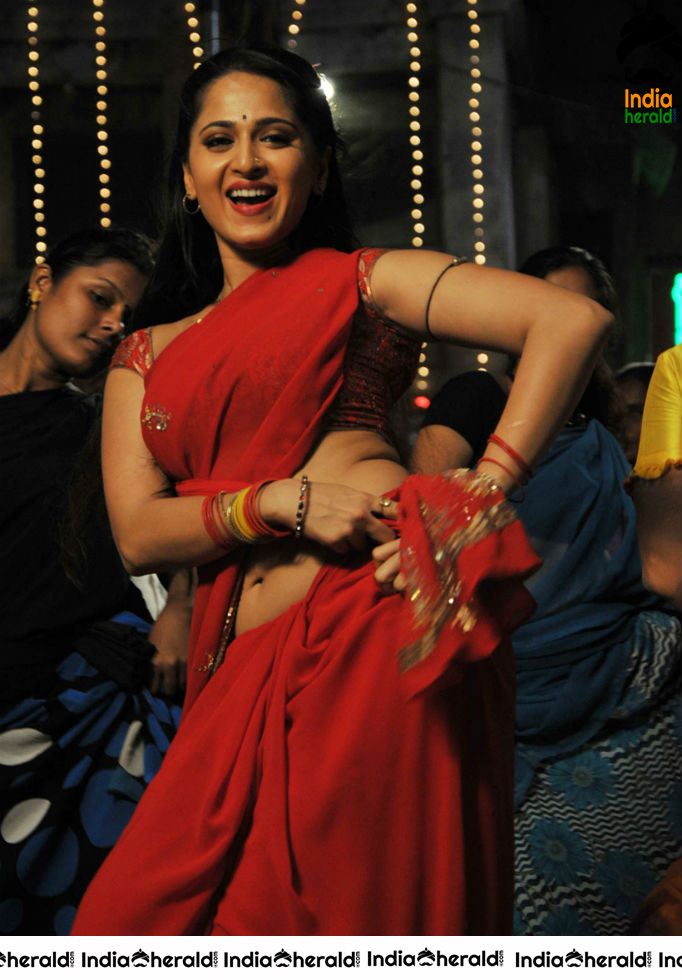 Anushka Sizzling Hot in Red Saree Stills from Vaanam movie Set 2