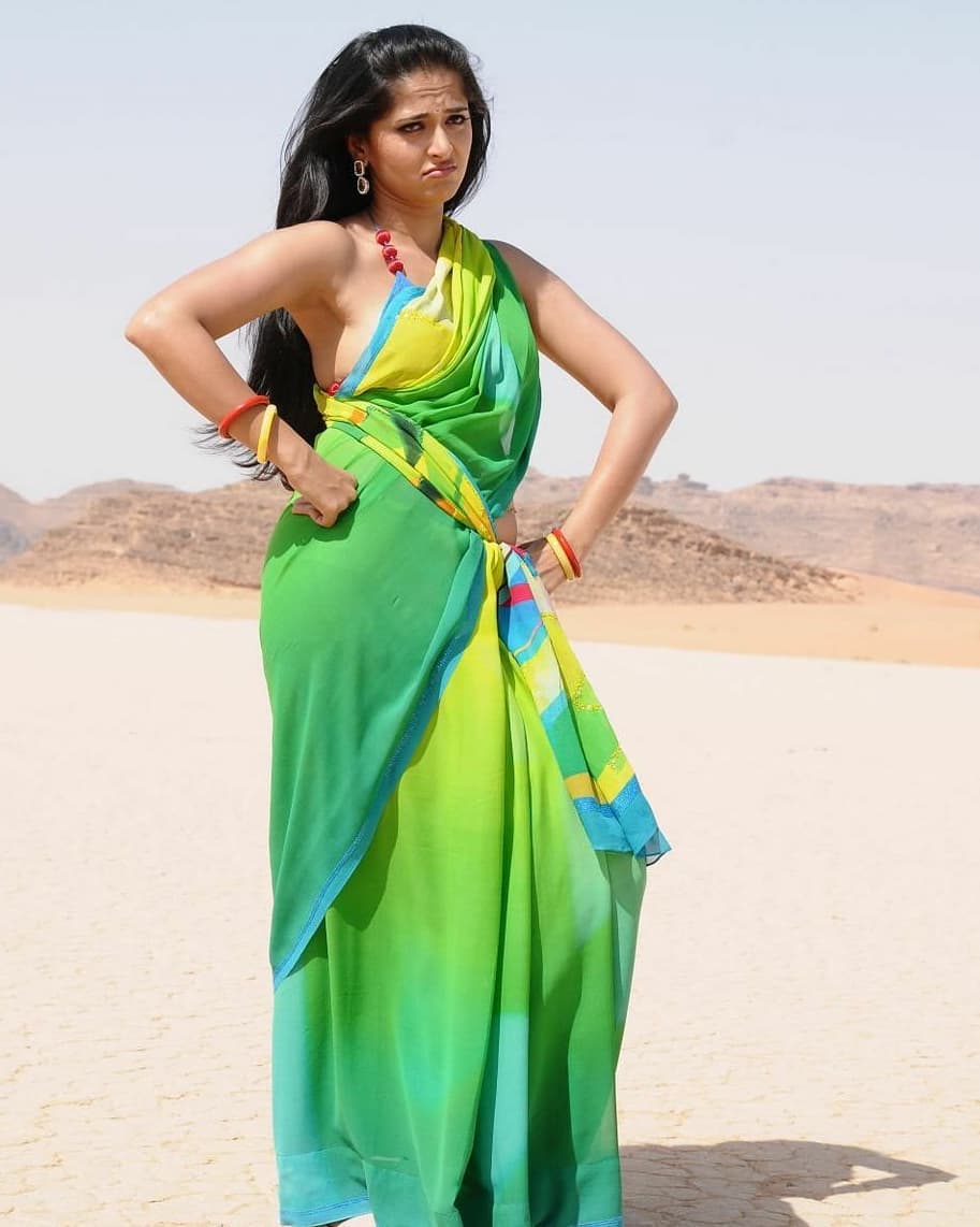 Anushka Tempts Mood In Sleeveless Blouse Saree Hot HD Photos