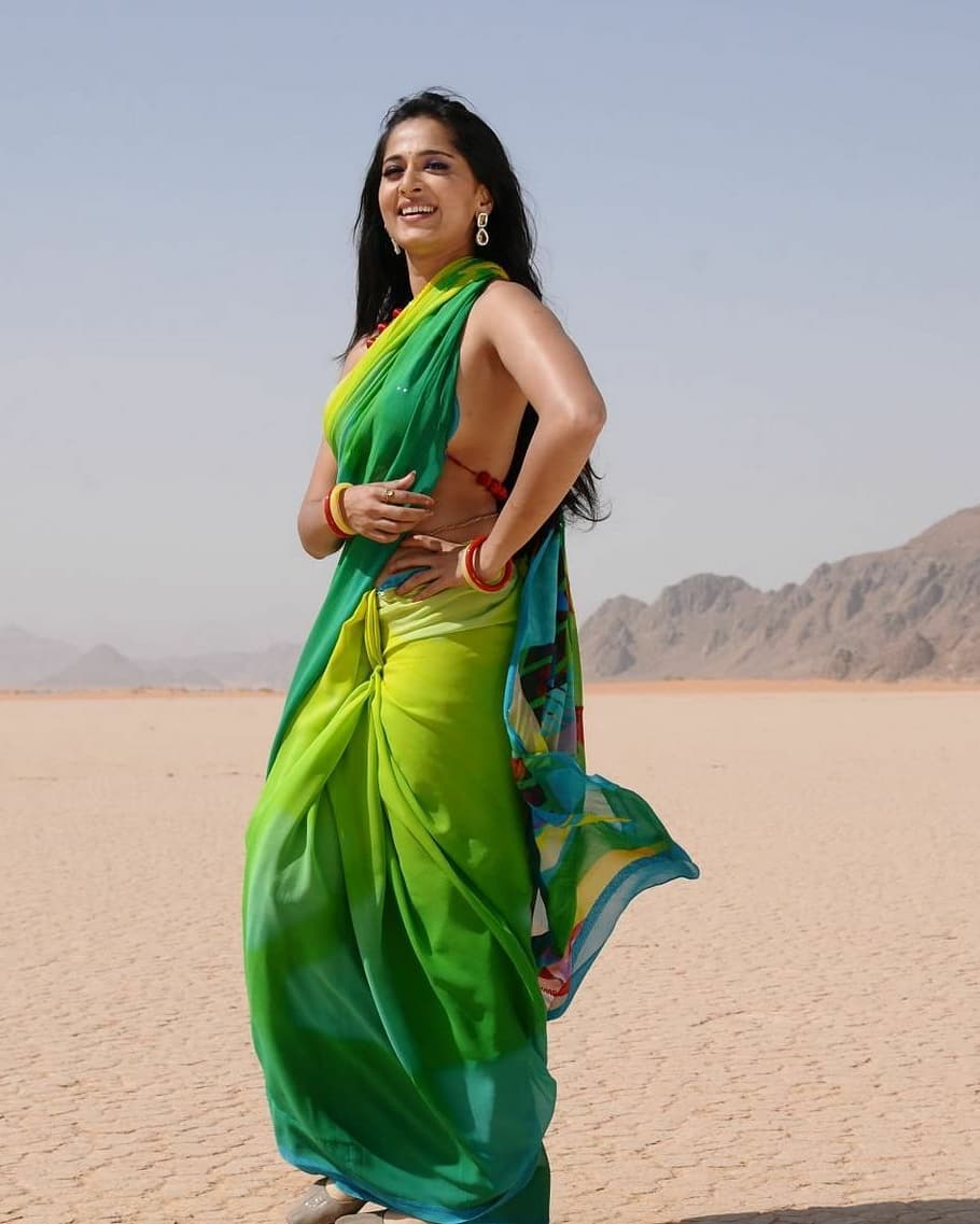 Anushka Tempts Mood In Sleeveless Blouse Saree Hot HD Photos