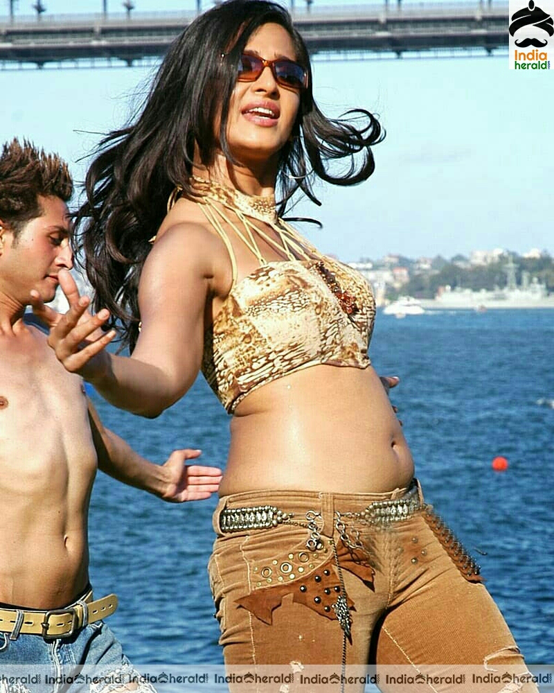 Anushka Vintage Hot Photos Exposing Sexy Curvaceous Belly and Navel