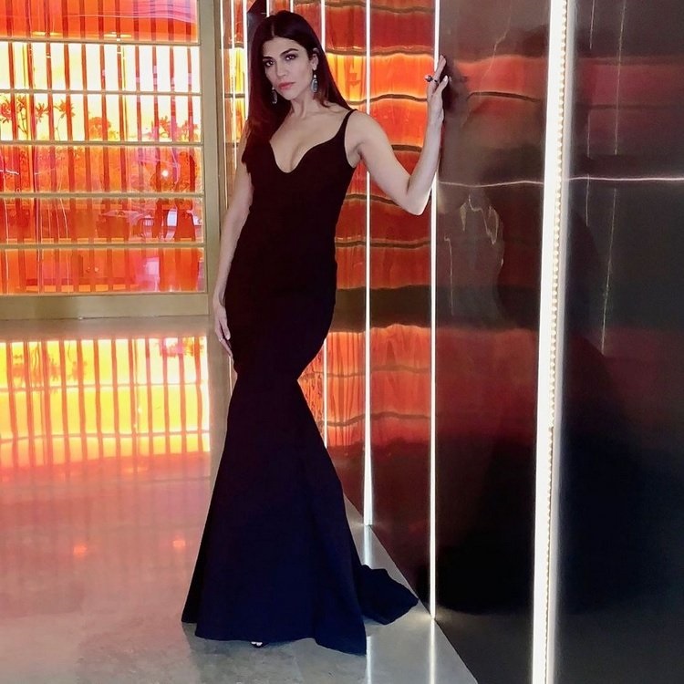 Archana Vijaya Stuns In Her Black Sexy Attire