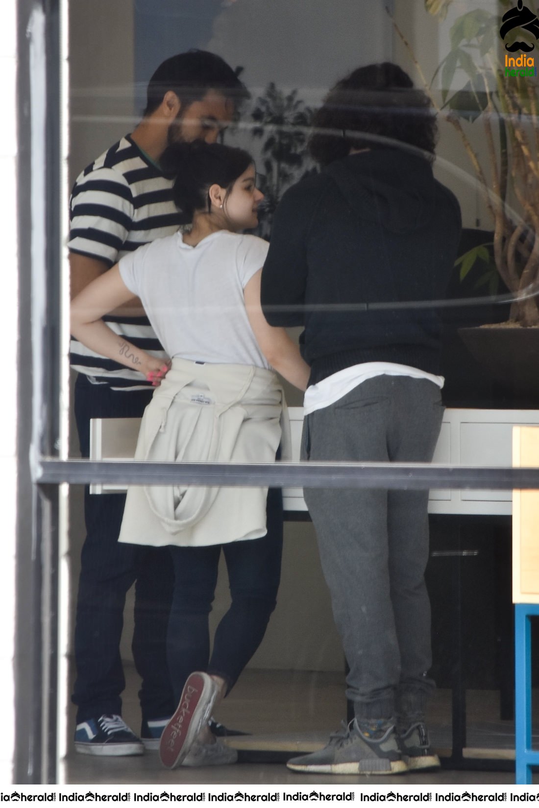 Ariel Winter Shopping at a Super Market in Los Angeles Set 2