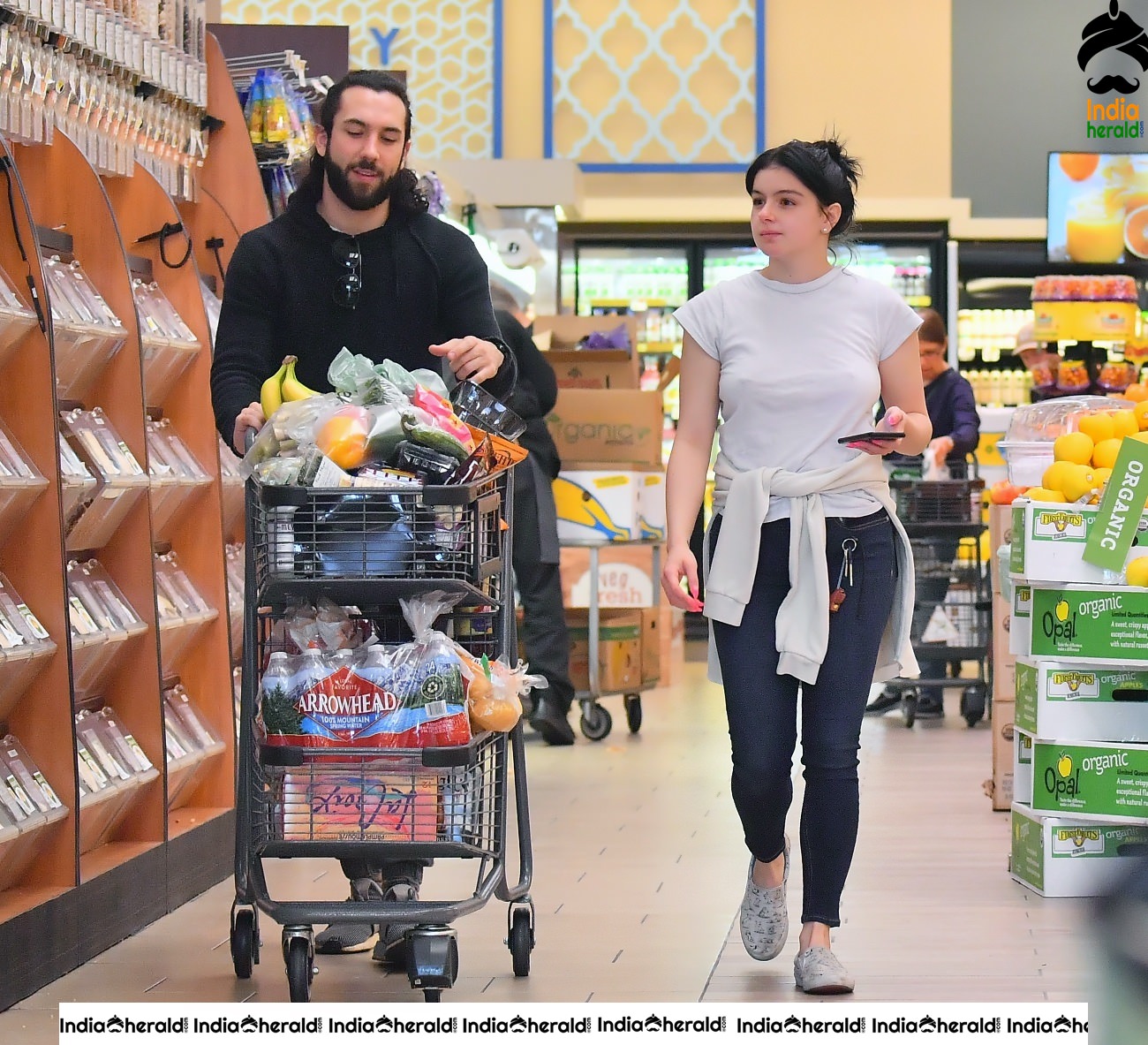 Ariel Winter Shopping at a Super Market in Los Angeles Set 2
