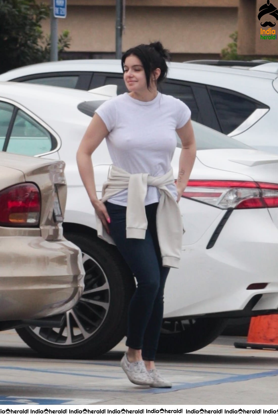 Ariel Winter Shopping at a Super Market in Los Angeles Set 2