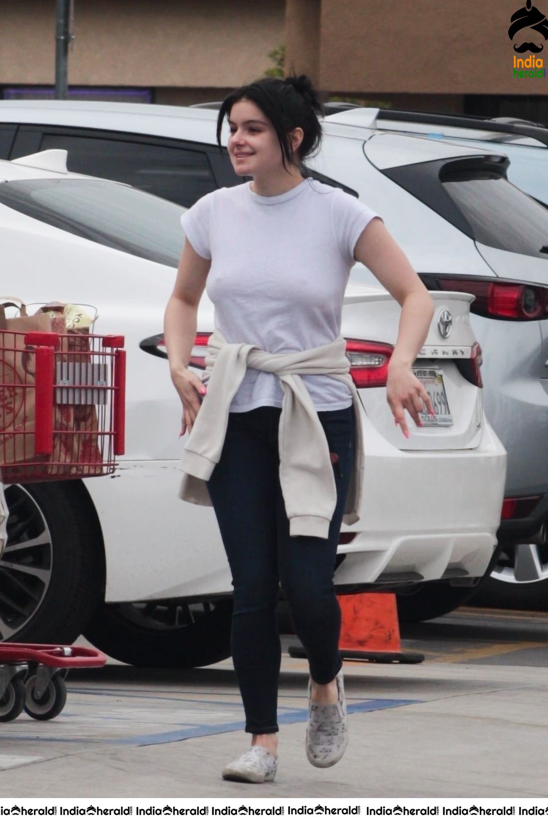Ariel Winter Shopping at a Super Market in Los Angeles Set 2