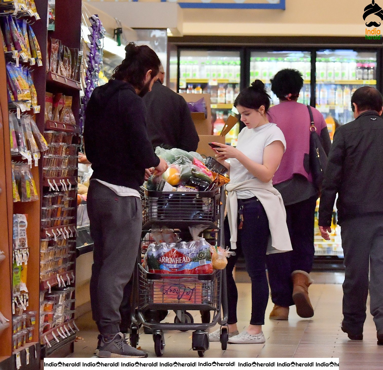 Ariel Winter Shopping at a Super Market in Los Angeles Set 2