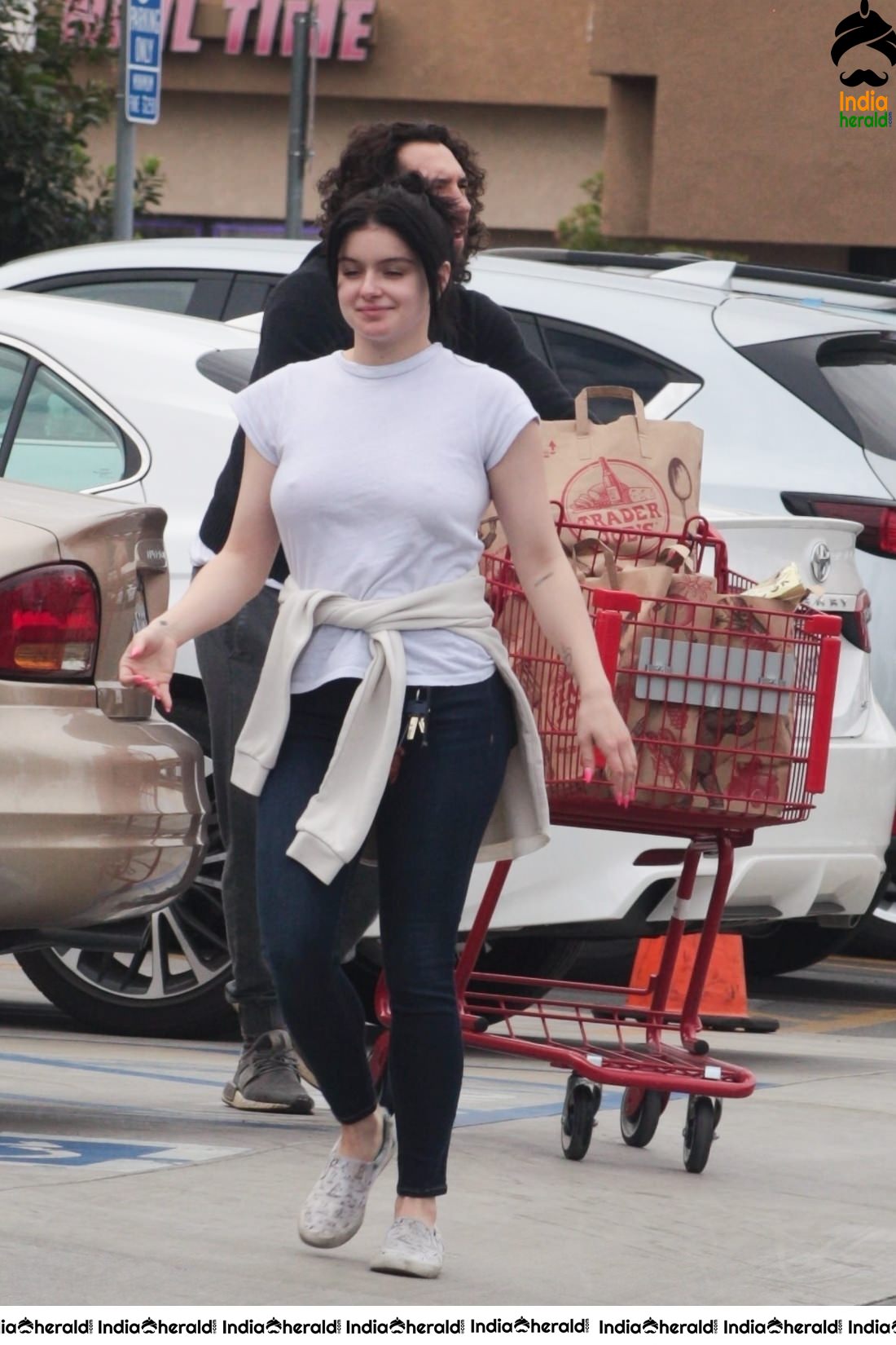 Ariel Winter Shopping at a Super Market in Los Angeles Set 2