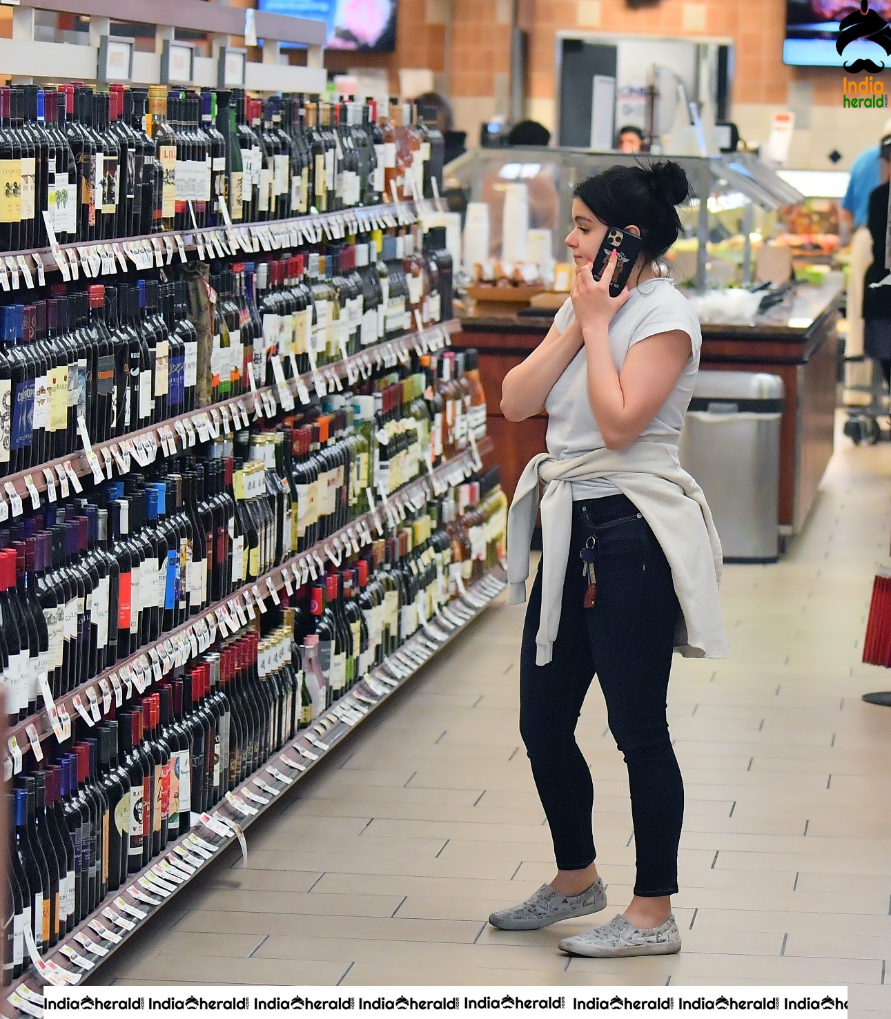 Ariel Winter Shopping at a Super Market in Los Angeles Set 2