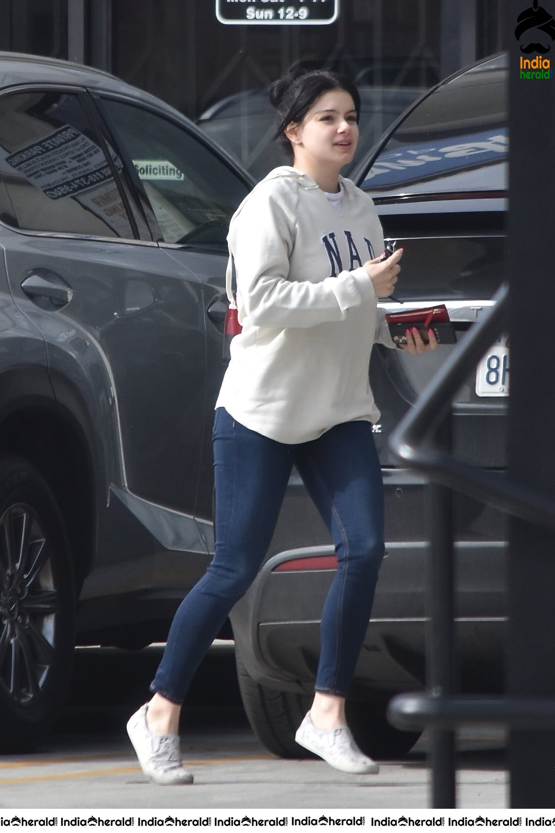 Ariel Winter Shopping at a Super Market in Los Angeles Set 2