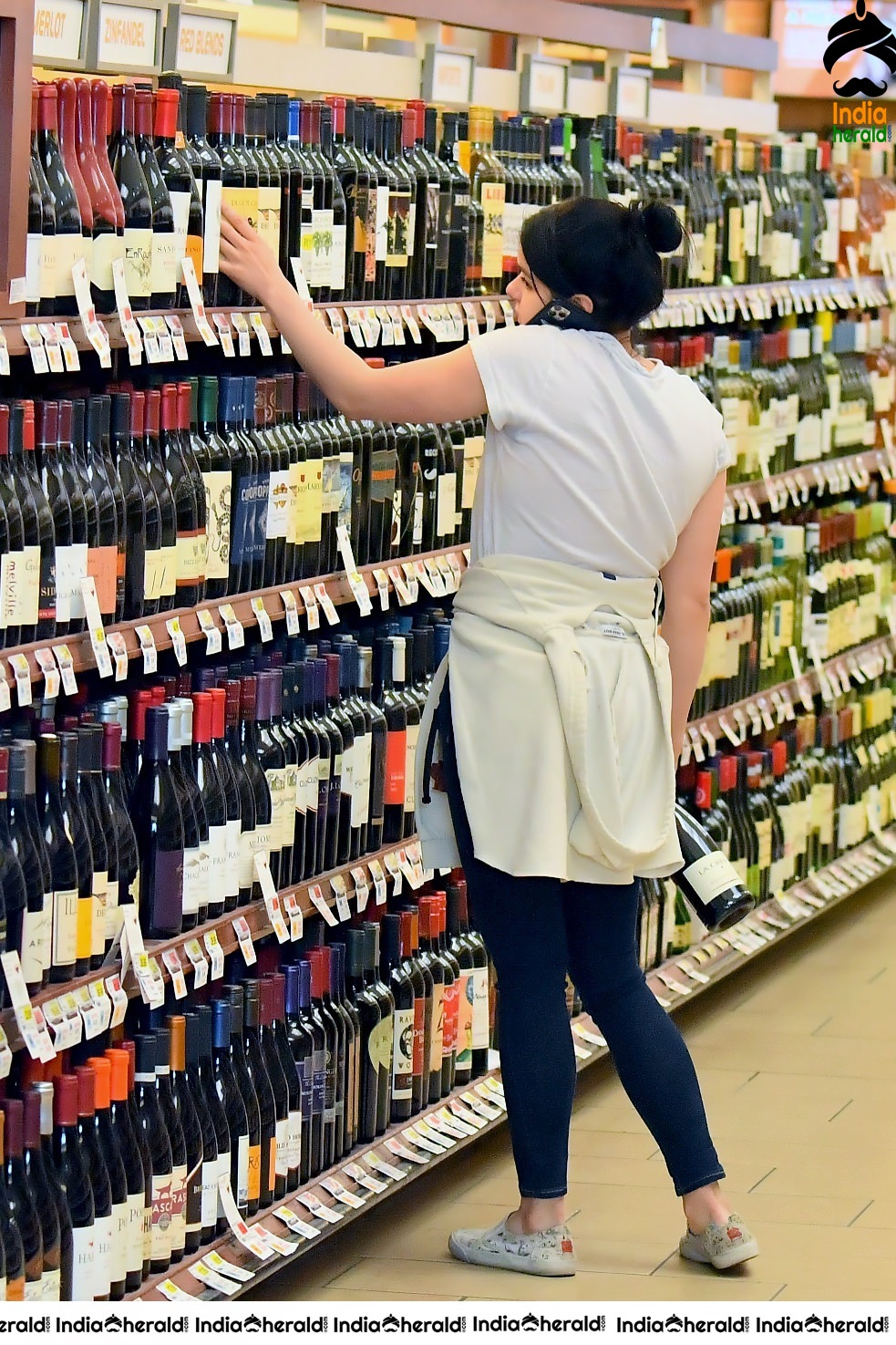 Ariel Winter Shopping at a Super Market in Los Angeles Set 2