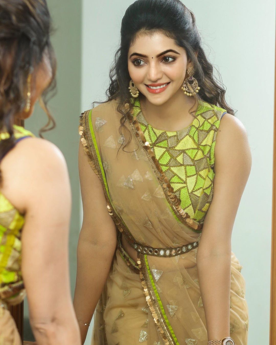 Athulya Looking Hot In Saree And Sleeveless Blouse With Hip Chain