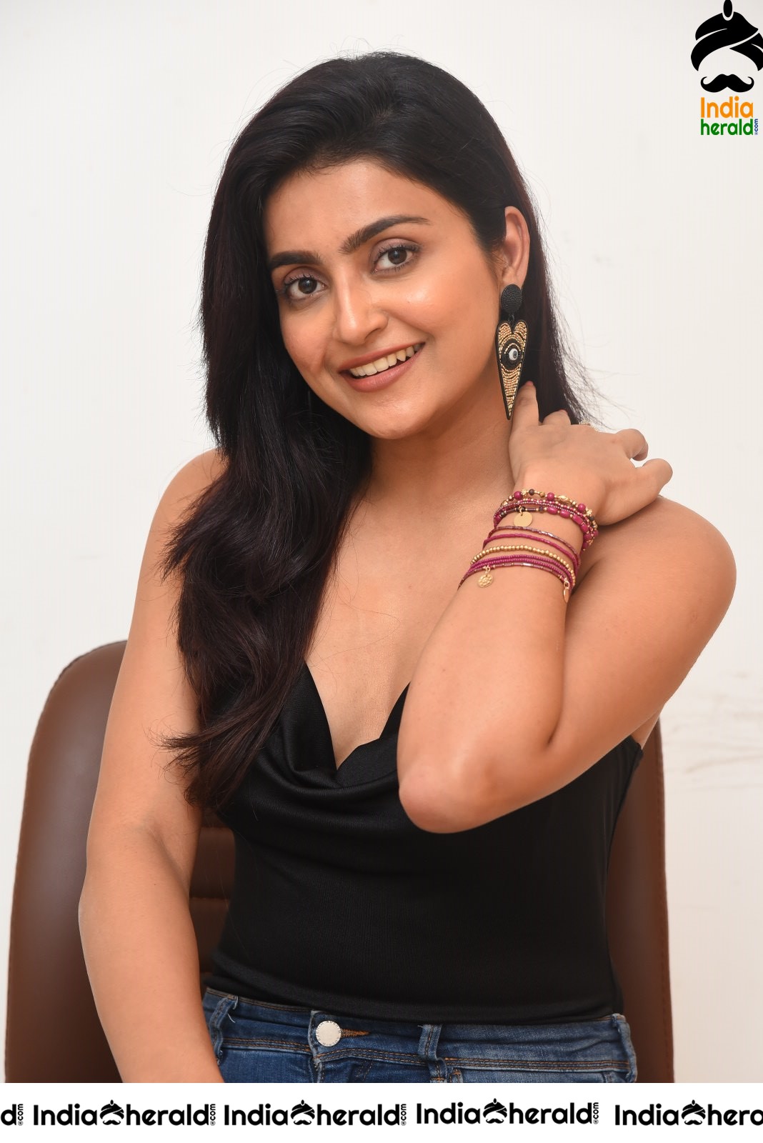 Avantika Mishra Latest Hot Stills in Black Sleeveless Top and Jean Set 1