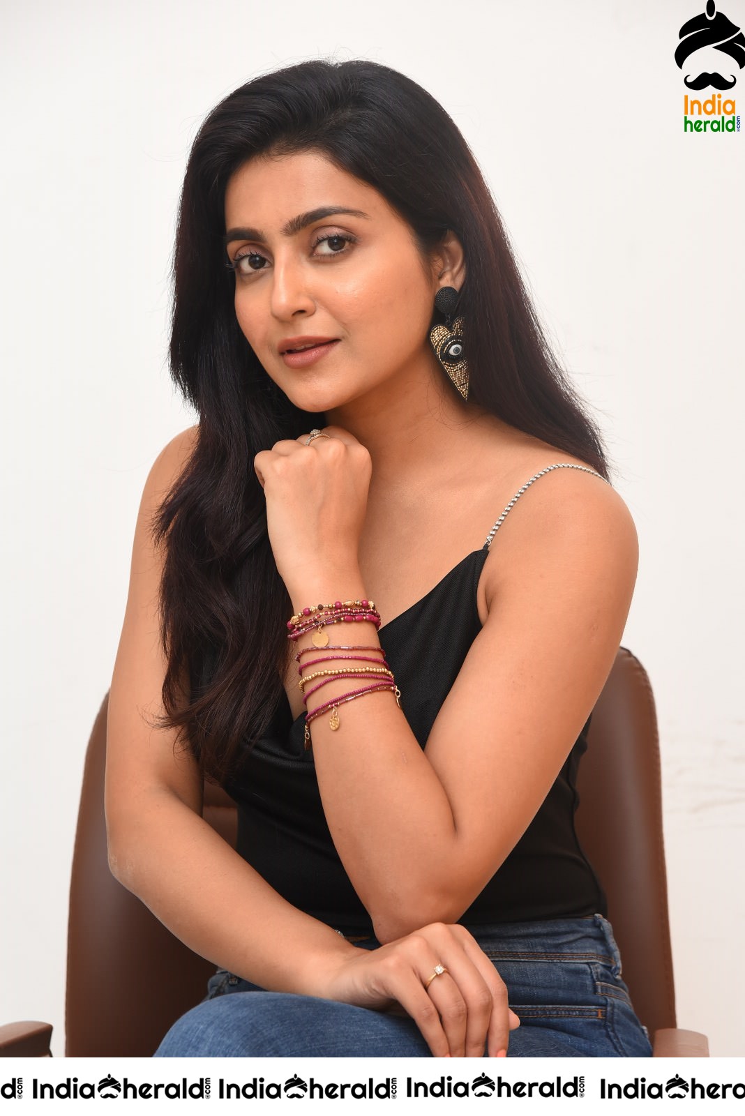 Avantika Mishra Latest Hot Stills in Black Sleeveless Top and Jean Set 1