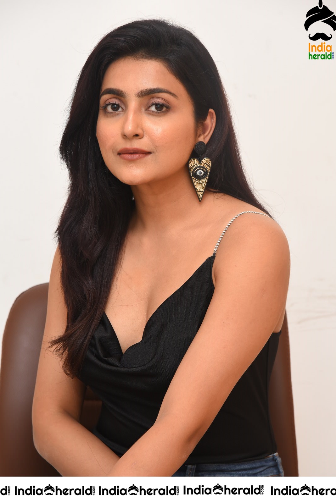 Avantika Mishra Latest Hot Stills in Black Sleeveless Top and Jean Set 2
