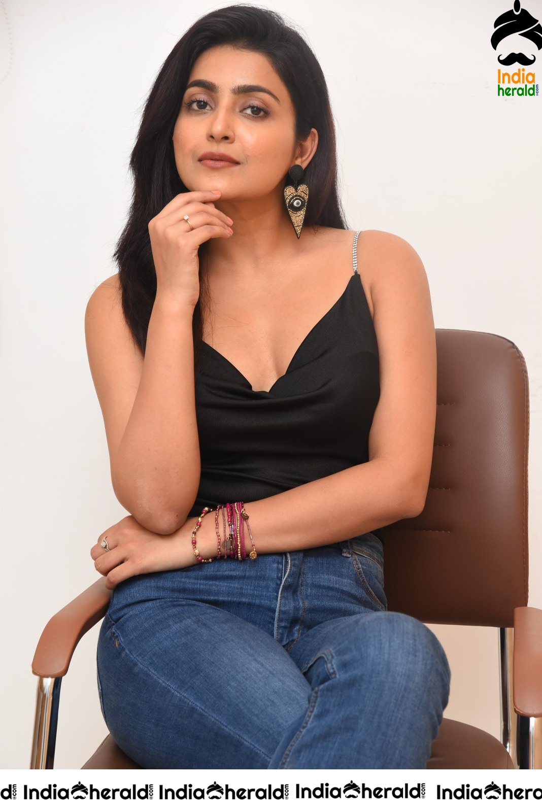 Avantika Mishra Latest Hot Stills in Black Sleeveless Top and Jean Set 2