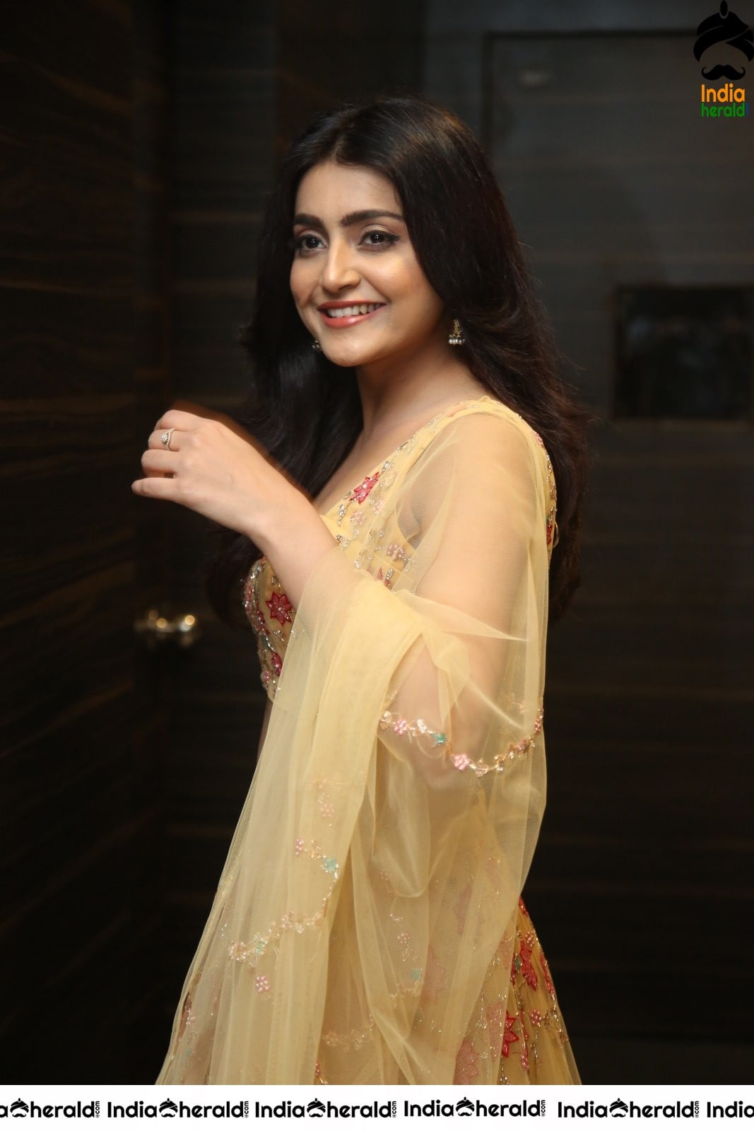 Avantika Mishra Shows her Teasing Waistline in Choli during Photoshoot Set 2