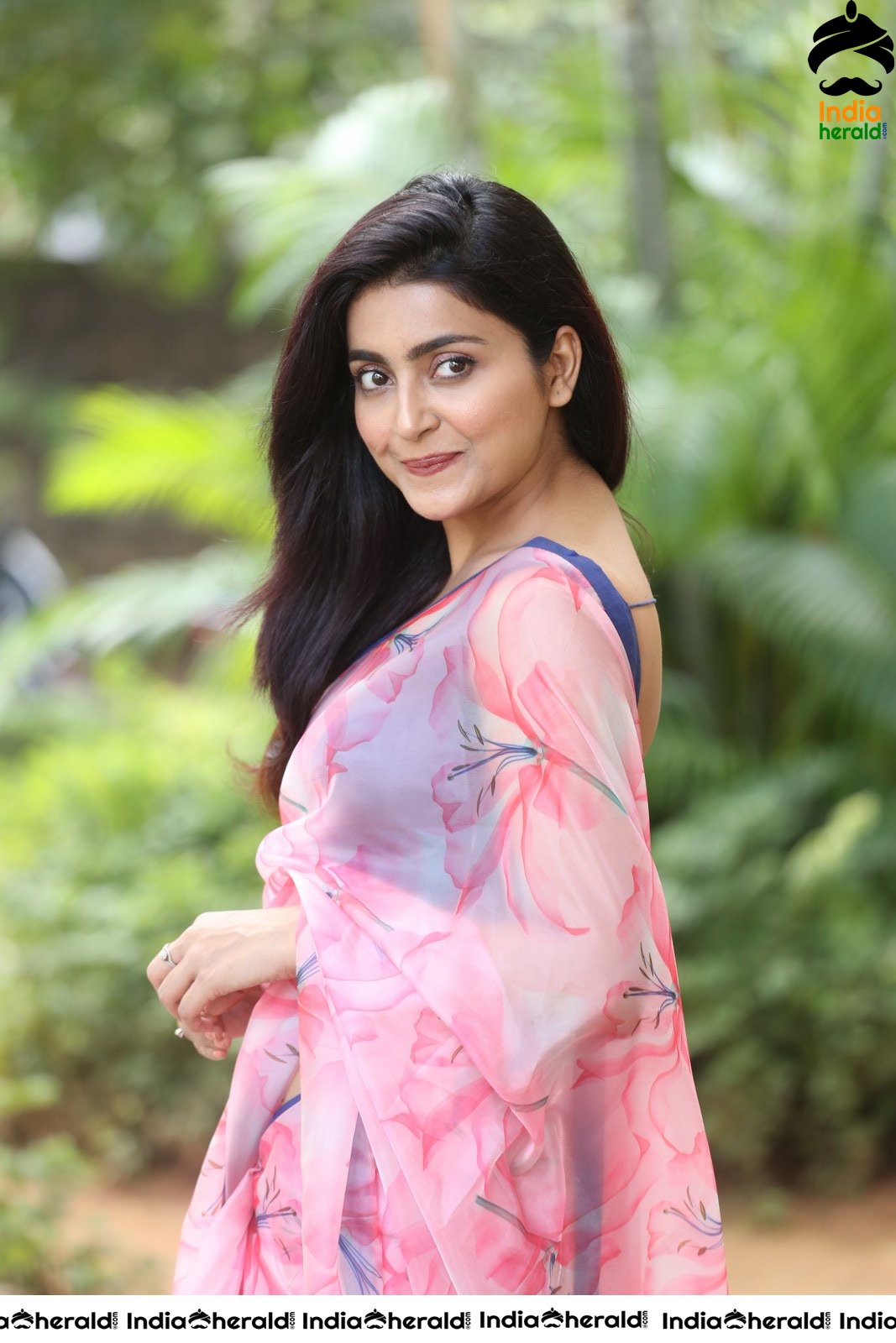 Avantika Mishra Too Hot in Transpaent Pink Saree Set 2