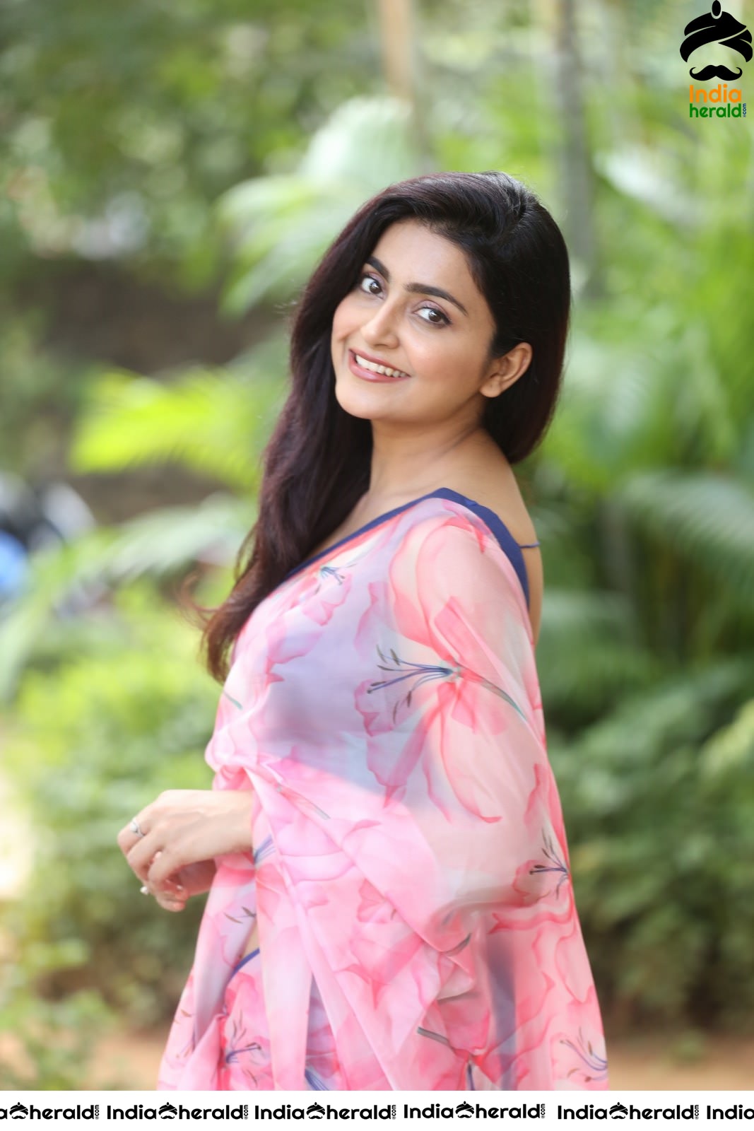 Avantika Mishra Too Hot in Transpaent Pink Saree Set 2