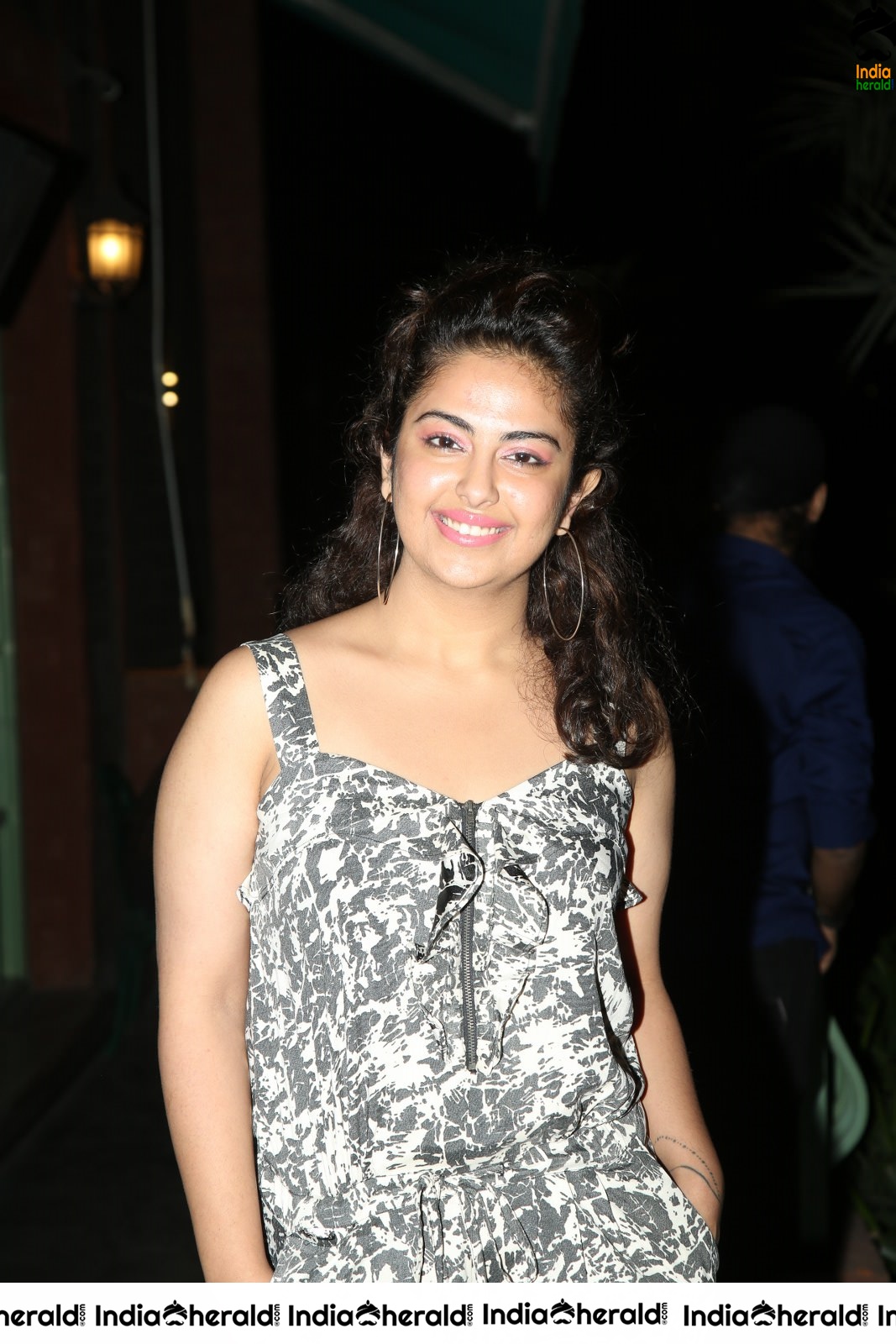 Avika Gor Hot Thigh Show in Public at a Party Set 1