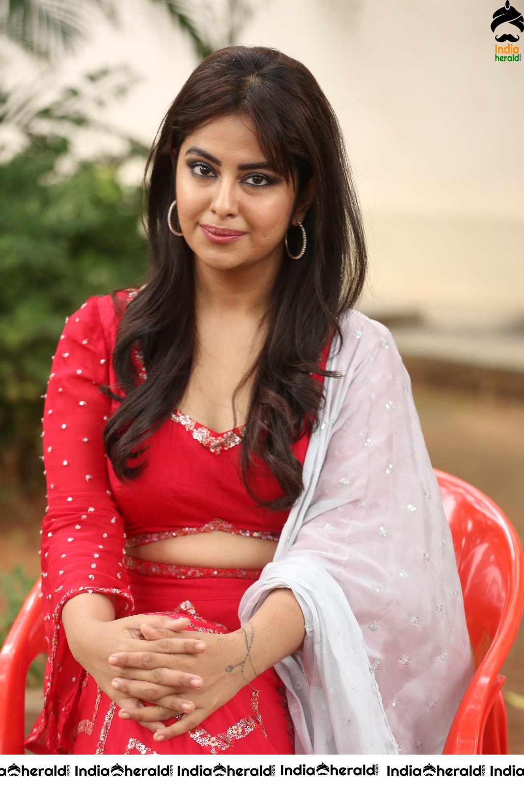 Avika Gor Hot Waist Show in Red Chudi Attire Set 2