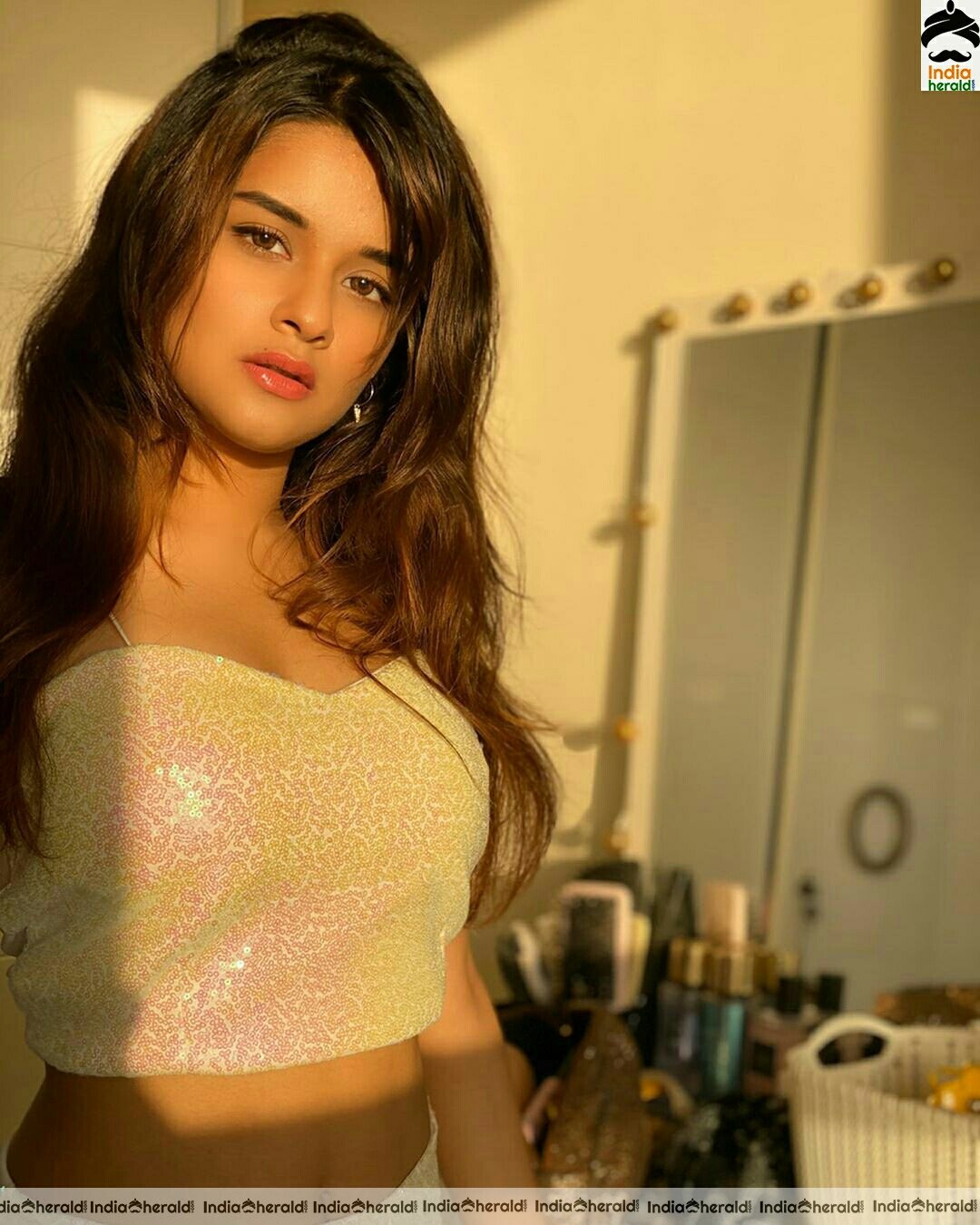 Avneet Kaur Shows Her Hot Waistline In These Photo Stills